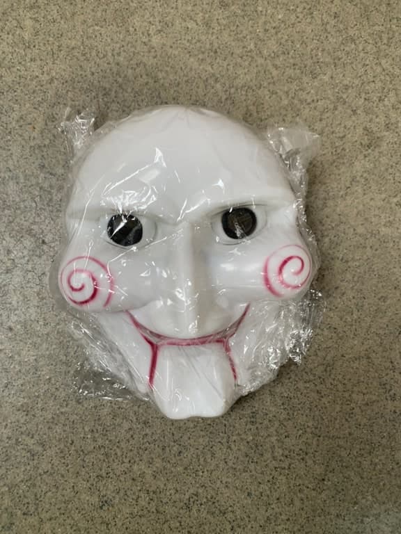 Saw / Jigsaw-Puppe Halloween-Maske (Billy The Puppet weiß mit roten Spiral-Wangen)