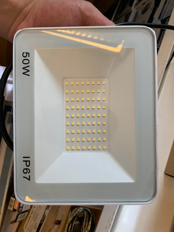 LED-Flutlicht / Außenstrahler 50W IP67 Warmweiß weißes Gehäuse Aluguss