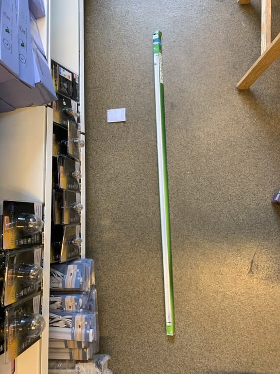 LED-Röhre/Leuchtstoffröhre lang (ca. 150 cm) — Etikett unleserlich, bitte am Original prüfen