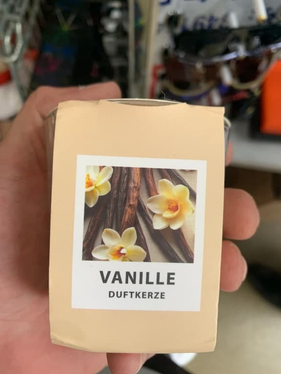 Duftkerze Vanille (im Glas, Beige-/Sand-Etikett mit Orchideen-Motiv)