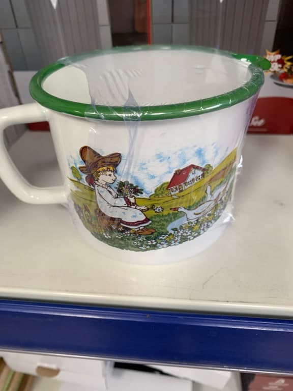 Emaille-Tasse mit Landhausmotiv